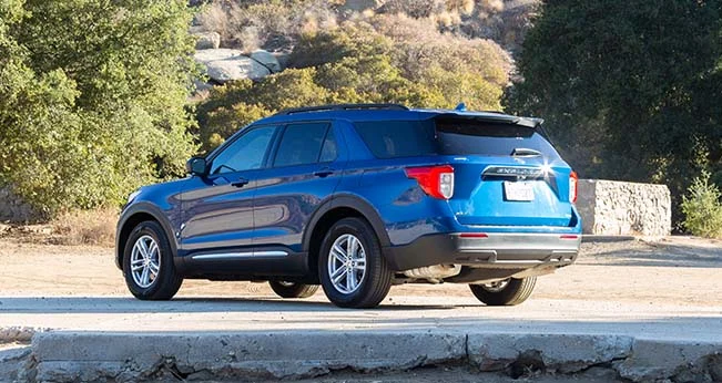 Jeep Grand Cherokee vs. Ford Explorer: Explorer Exterior Back | CarMax