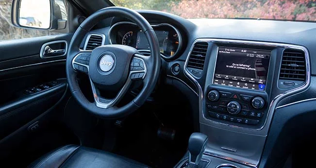 Ask the Expert: Jeep Cherokee vs. Grand Cherokee: Grand Cherokee Technology | CarMax