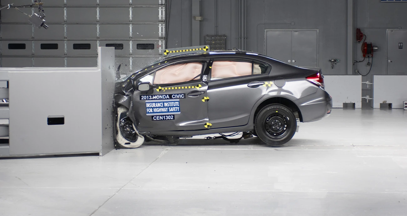 IIHS driver-side small overlap front test: Honda Civic 