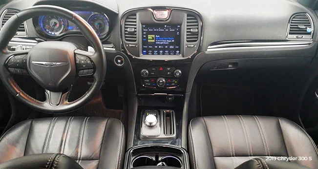 2019 Chrysler 300: Tech Dash | CarMax
