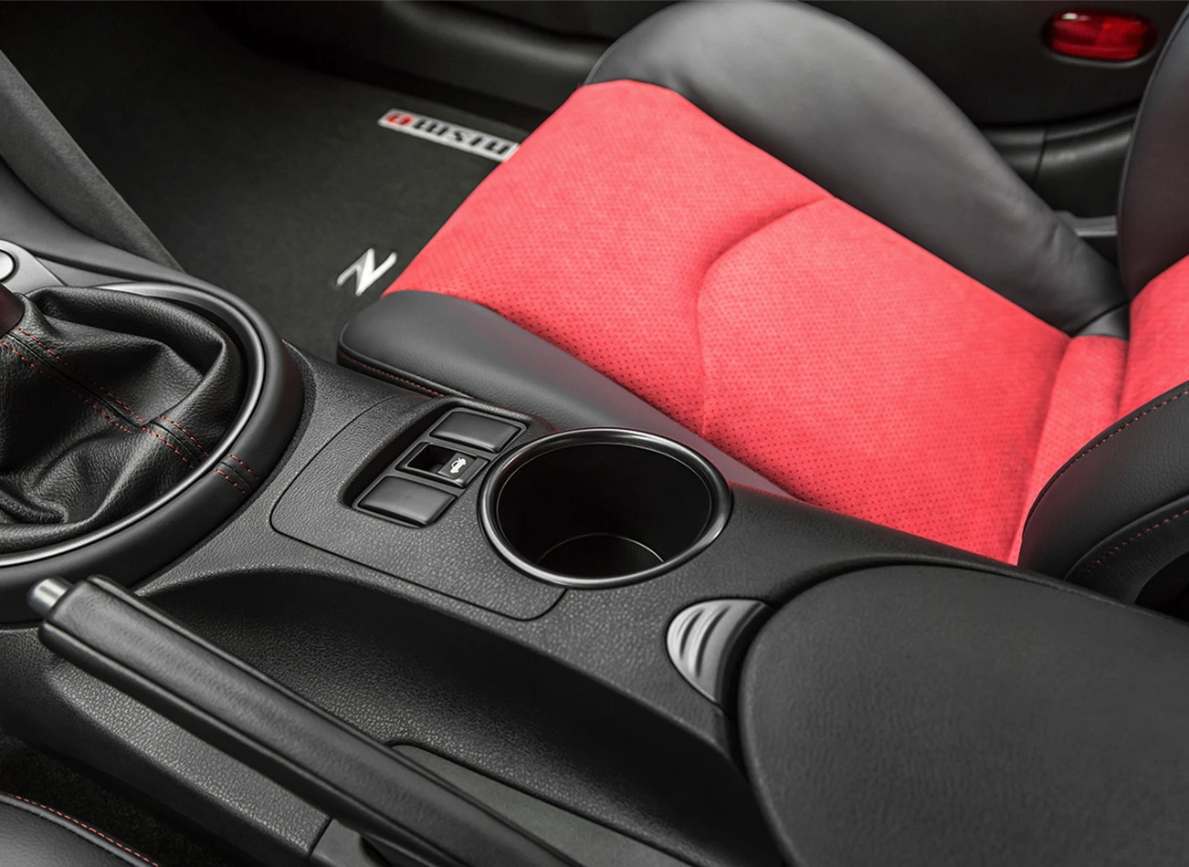  2020 Nissan 370Z: Front console| CarMax