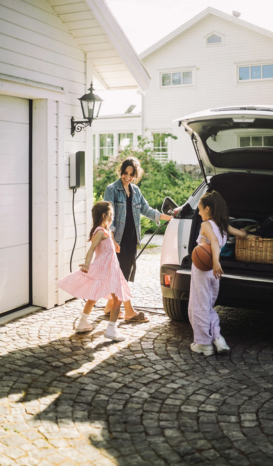 usage_02_Family charging EV outside of garage