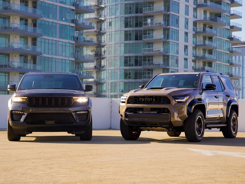Jeep Grand Cherokee vs Toyota 4Runner Hero-abstract 800x600