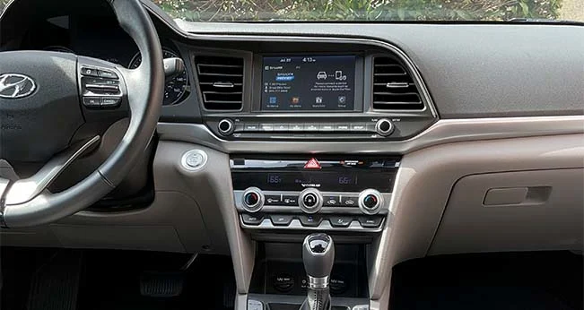 Toyota Corolla vs Hyundai Elantra: Hyundai Elantra Technology | CarMax