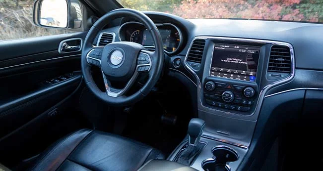 Jeep Grand Cherokee vs. Ford Explorer: Grand Cherokee Dashboard | CarMax