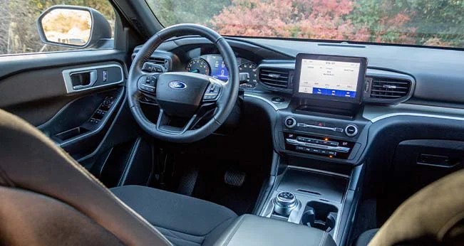 Jeep Grand Cherokee vs. Ford Explorer: Explorer Dashboard| CarMax