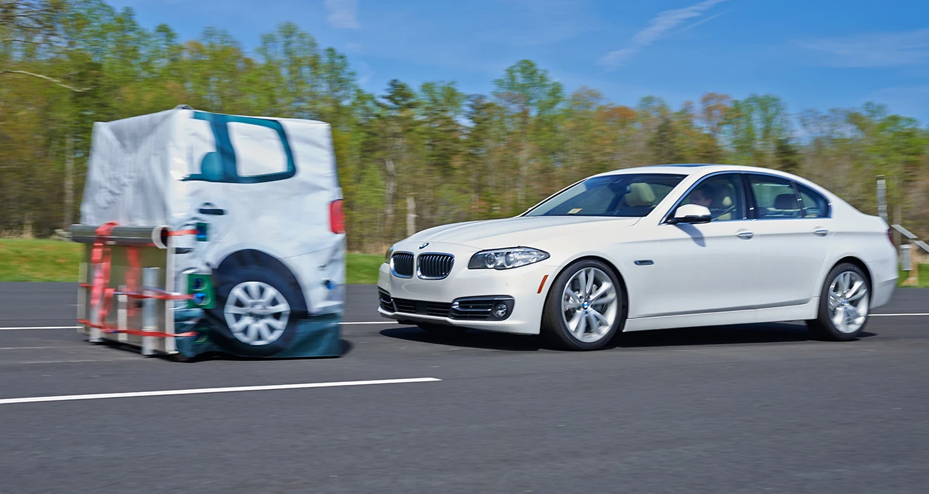 IIHS Vehicle-to-vehicle front crash prevention test: 2014 BMW 5 Series