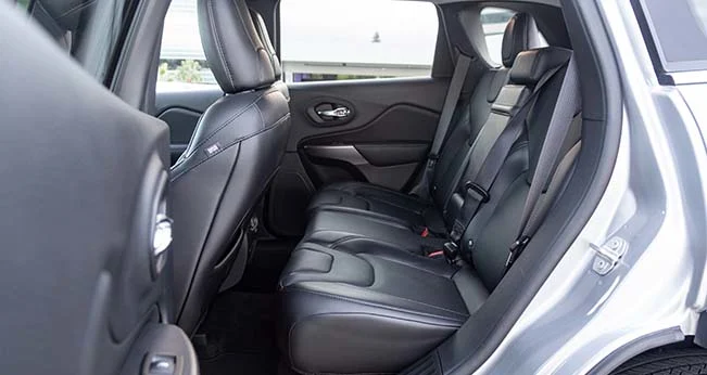 Ask the Expert: Jeep Cherokee vs. Grand Cherokee: Cherokee Interior and Comfort | CarMax