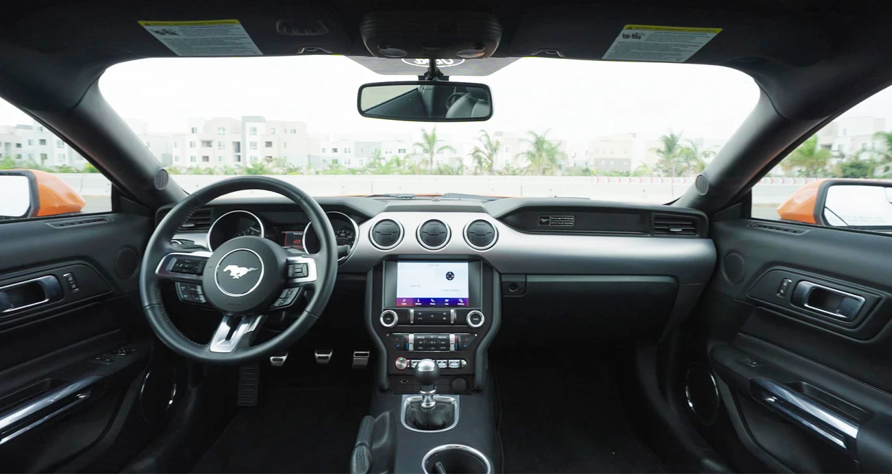 Steering wheel, infotainment screen and dashboard of the Ford Mustang