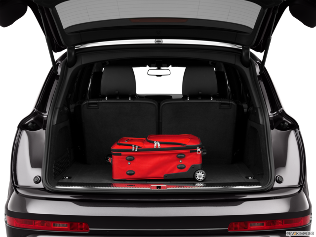 2013 audi q7 cargo area with stuff