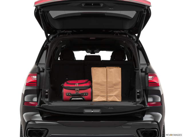 2022 bmw x7 cargo area with stuff
